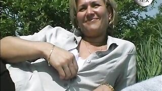 Lehrerin rassiert sich outdoor kameramann spritzt ab