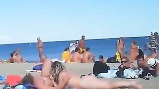 Exposed people are looking for sex partners on the beach and doing it just for joy