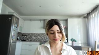 Шлюшка так щекотно отсосала что оправдала высокую цену