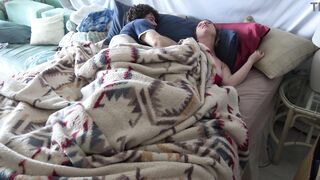 Stepson wakes up with stepmom in the couch and screws the wrong gap