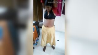Malayali hawt aunty in a saree shows her bare body to neighbour
