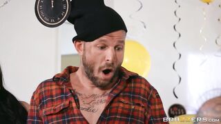 Homeless Homie Screws Lesbo in the Booty?!