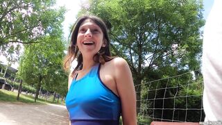 Joggeuse en manque de bite trompe son mec avec two inconnus rencontrés dans la rue !!!