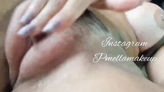 Socando meus dedos no bucetão guloso