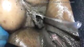 ENFIANDO O GRELO NO CU DA AMIGA