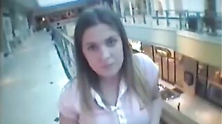 coquine suce en public