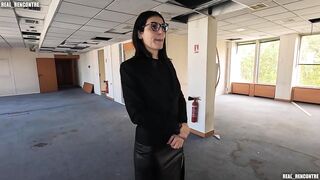 Une Agente Immobiliï¿½re Trompe Son Mec, Se Fait Baiser En Anal Lors de la Visite Par Des Faux Clients