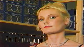 La Femme Aux Bas Noirs