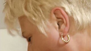 Golden-Haired Mutti fickt Stiefsohn fuer 100 Euro