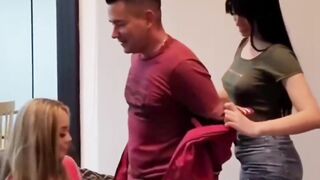 Nos quedamos sin combustible y terminamos follando con un fan