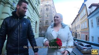 HUNT4K. Der Mensch bewundert, wie vollbusige Schönheit Jäger auf Titten abspritzen lässt