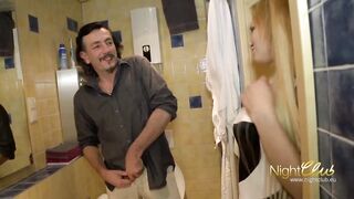 Chef fickt seine Angestellte im Office