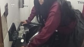 CAMERA Records STUDENTS in THE WASHROOM of the Institute! We discovered a baths SOLELY! BANGING with STUDENT in the Bath! Home episode!