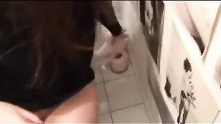 elle voulait faire pipie mais elle finit par sucer