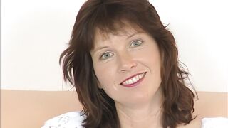 junge mutter kommt beim sex toy fick vor der kamera