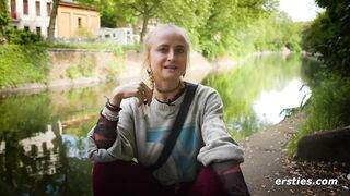 Ersties - Heiße Körpersilhouette in Latexbody und Höhepunkt mit Glasdildo