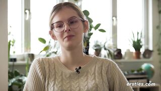 Ersties - Das süße Baby Friend kommt mit einem Sexspielzeug aus Glas