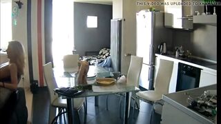 Viens me baiser chez moi quand mon copain travail