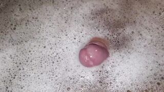 MATRIGNA ITALIANA GUARDA IL FIGLIASTRO IN VASCA DA BAGNO MENTRE SI SEGA CON UN CAZZO ENORME - (mother I'd like to fuck)