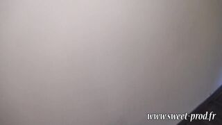 la meuf d'un pote me suce dans la cuisine pendant que mon pote boie l'apero