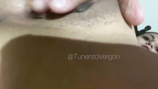 Esta preciosa latin babe esta muy caliente y le encanta tocarse