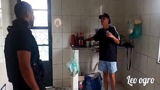 Sapatão não resiste a visita do primo (Leo Ogro)
