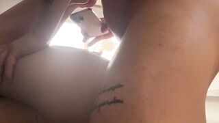 Cogiendo con la roomie, me pide grabarle movie a su ex y termina con la verga en el cu