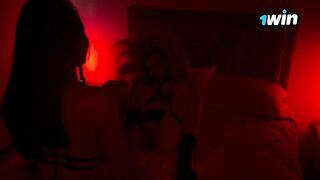 DOS LATINAS SOMETIDAS Y FOLLADAS EN CUARTO ROJO DE SADOMASOQUISMO