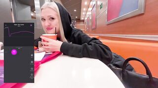 МОЙ ДРУГ УПРАВЛЯЕТ МОИМ ВИБРАТОРОМ LUSH В ОБЩЕСТВЕННОМ МЕСТЕ