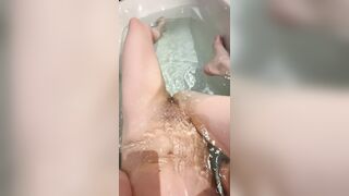 Девушка после секса с кримпаем писает в воду в ванне! Грязные Русские Разговоры